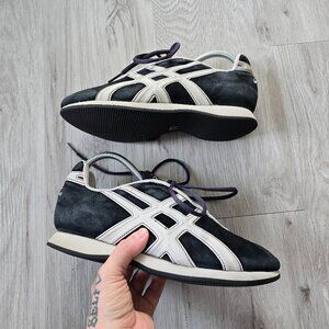 vintage Asics | Y2K black suede retro sporty low-top sneakers | WMS 7.5